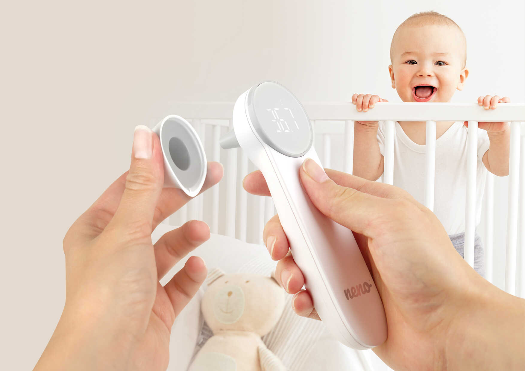 Жінка обіймає свою дитину і термометри на задньому плані