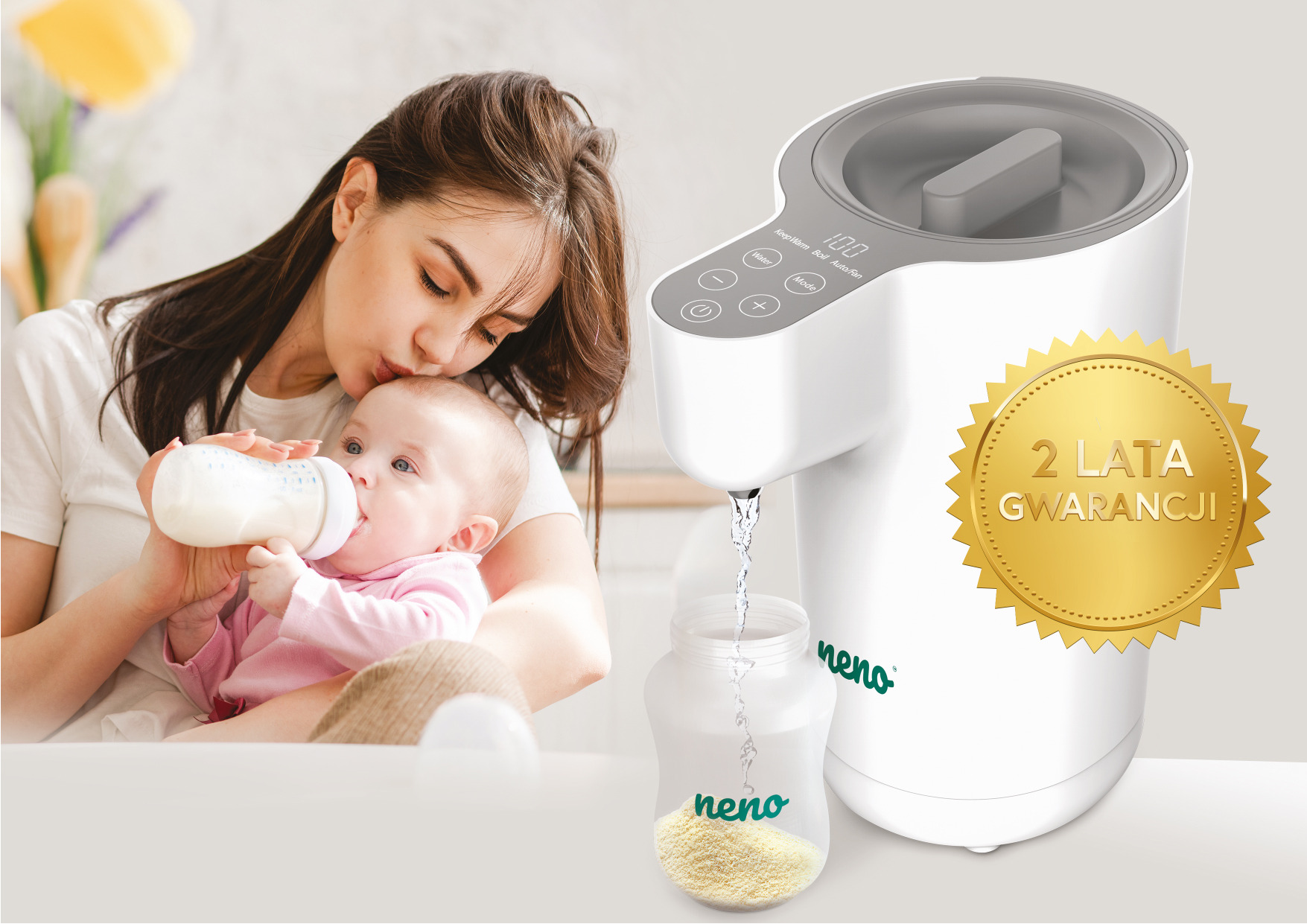 Жінка годує немовля і Neno Aqua на задньому плані