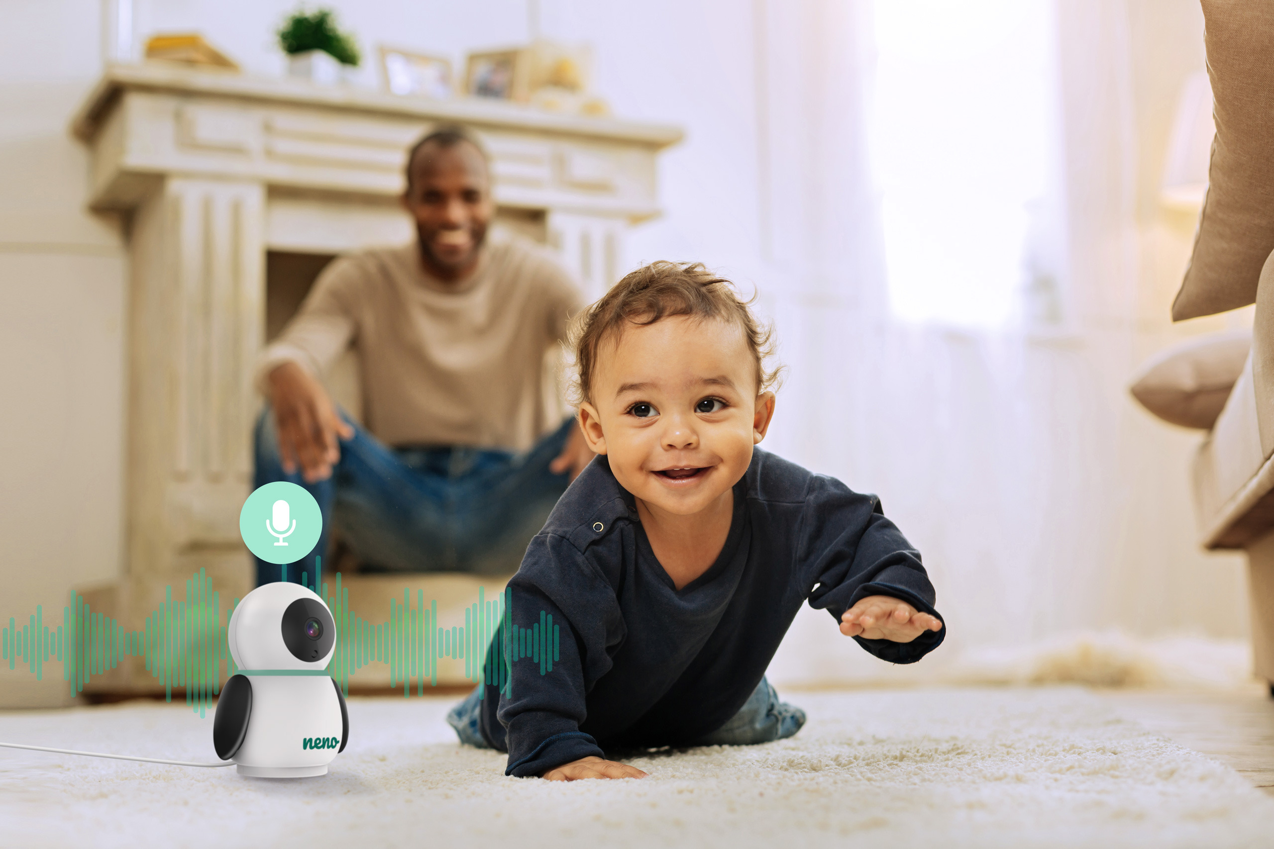 дитина повзе, тато на задньому плані