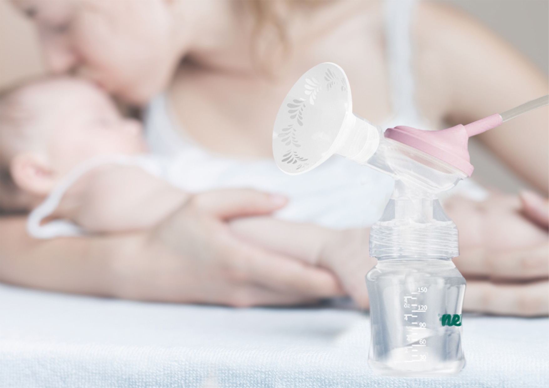 мати цілує свою дитину 