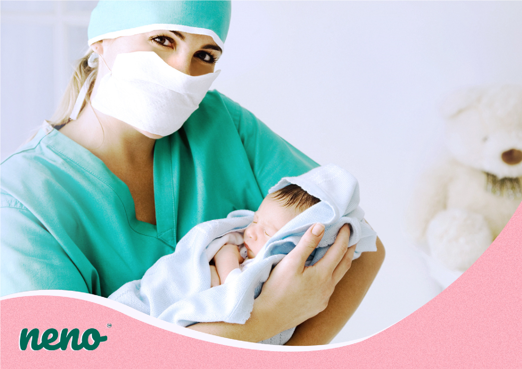 медсестра обіймає дитину