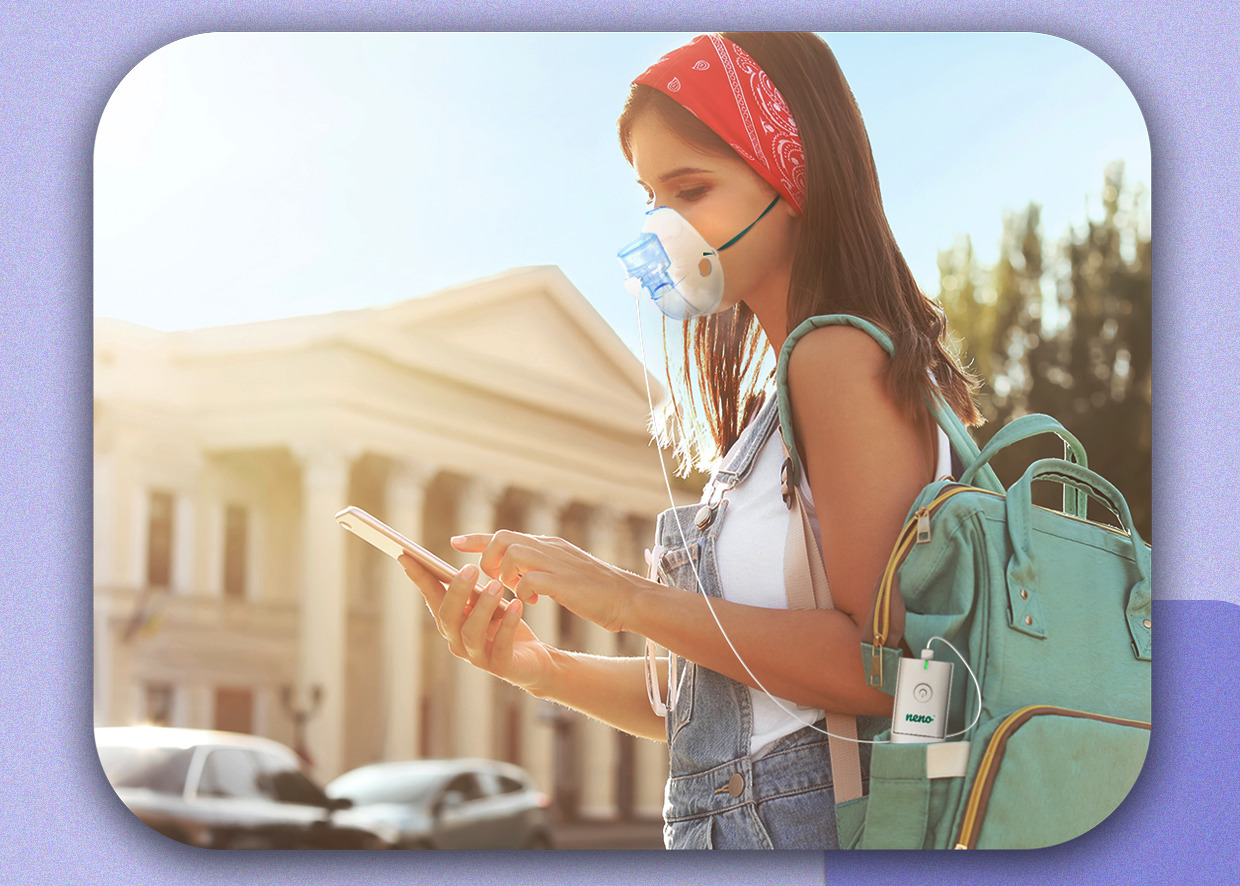 Дівчина набирає номер з інгалятором на обличчі