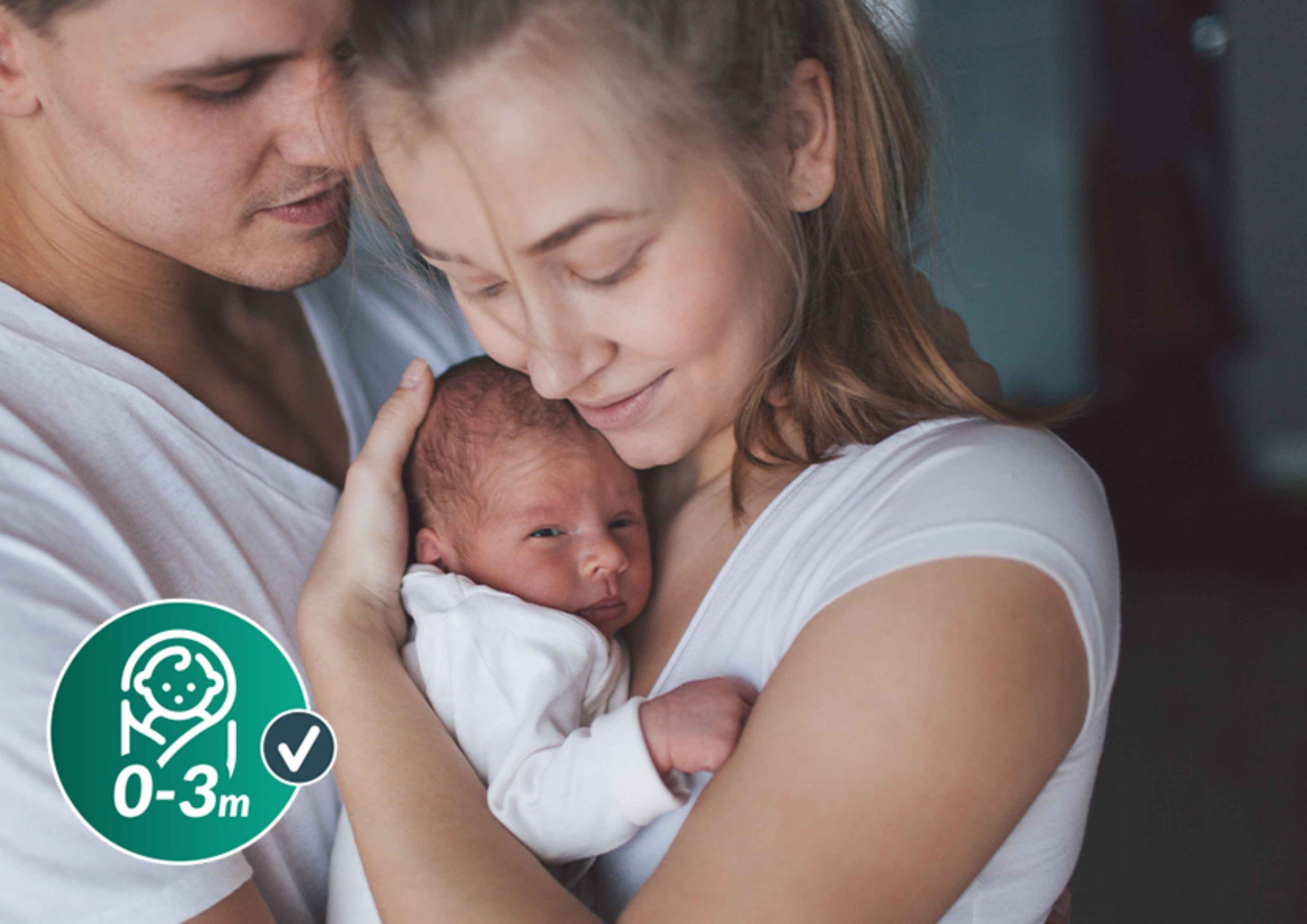 батьки обіймають дитину