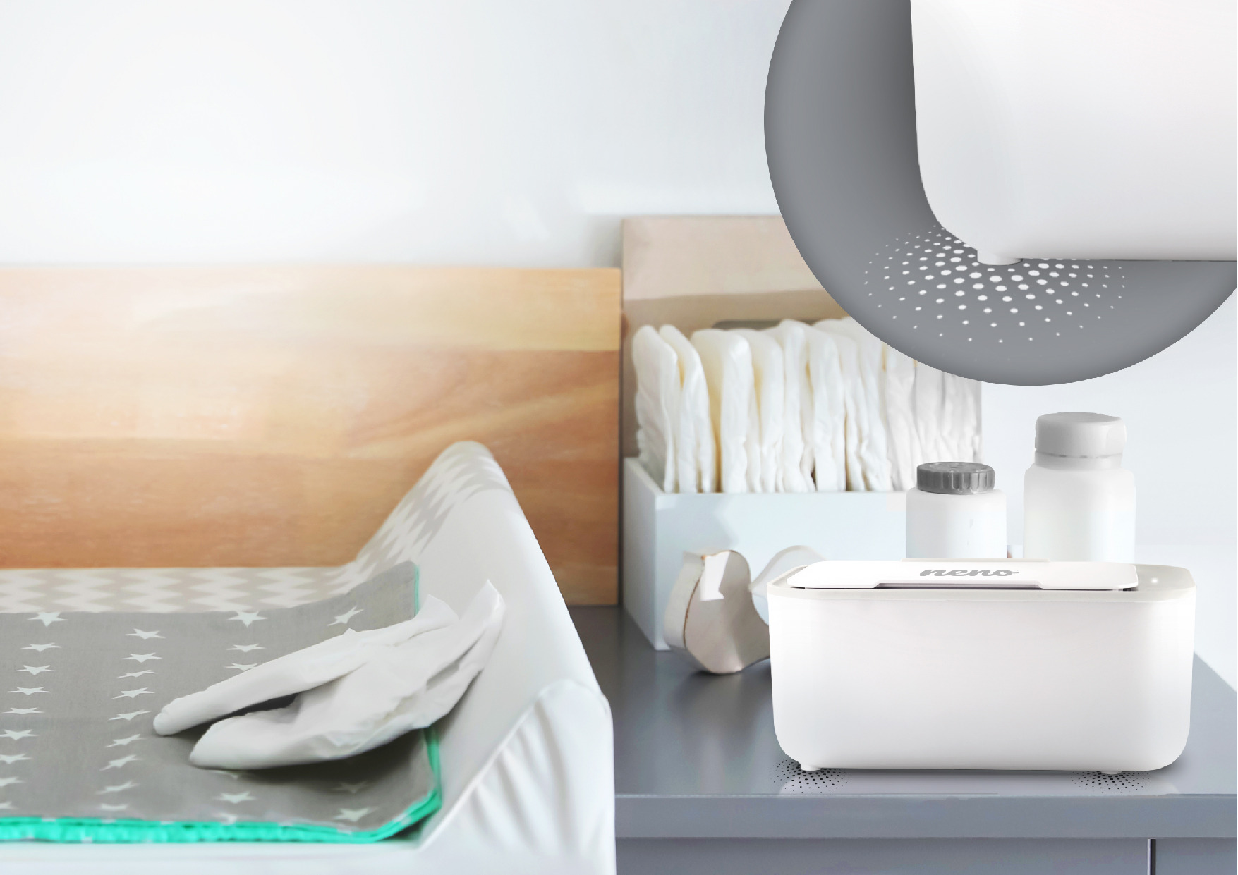 нековзна основа на Neno Calor поруч з пеленальним столиком