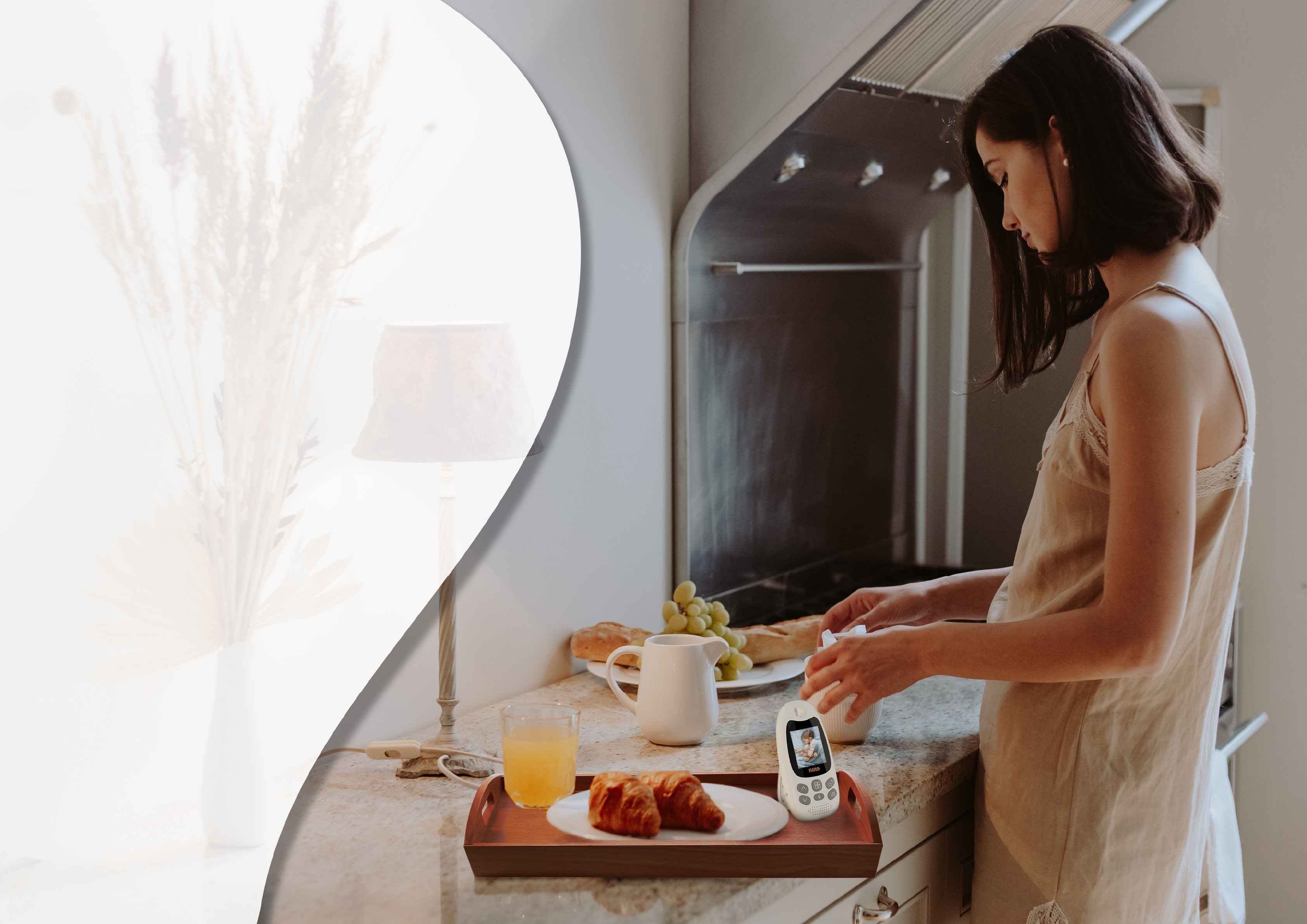 жінка готує їжу та відеокамера Neno Gato2 на задньому плані