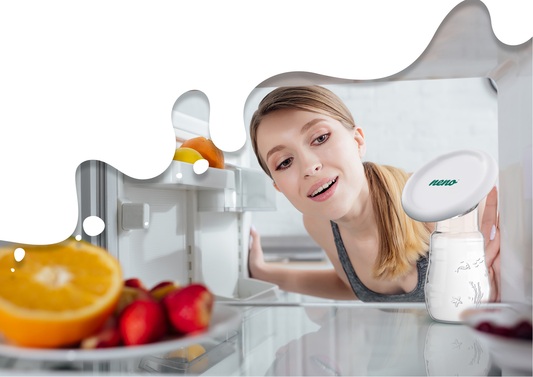 жінка ставить колектор у холодильник