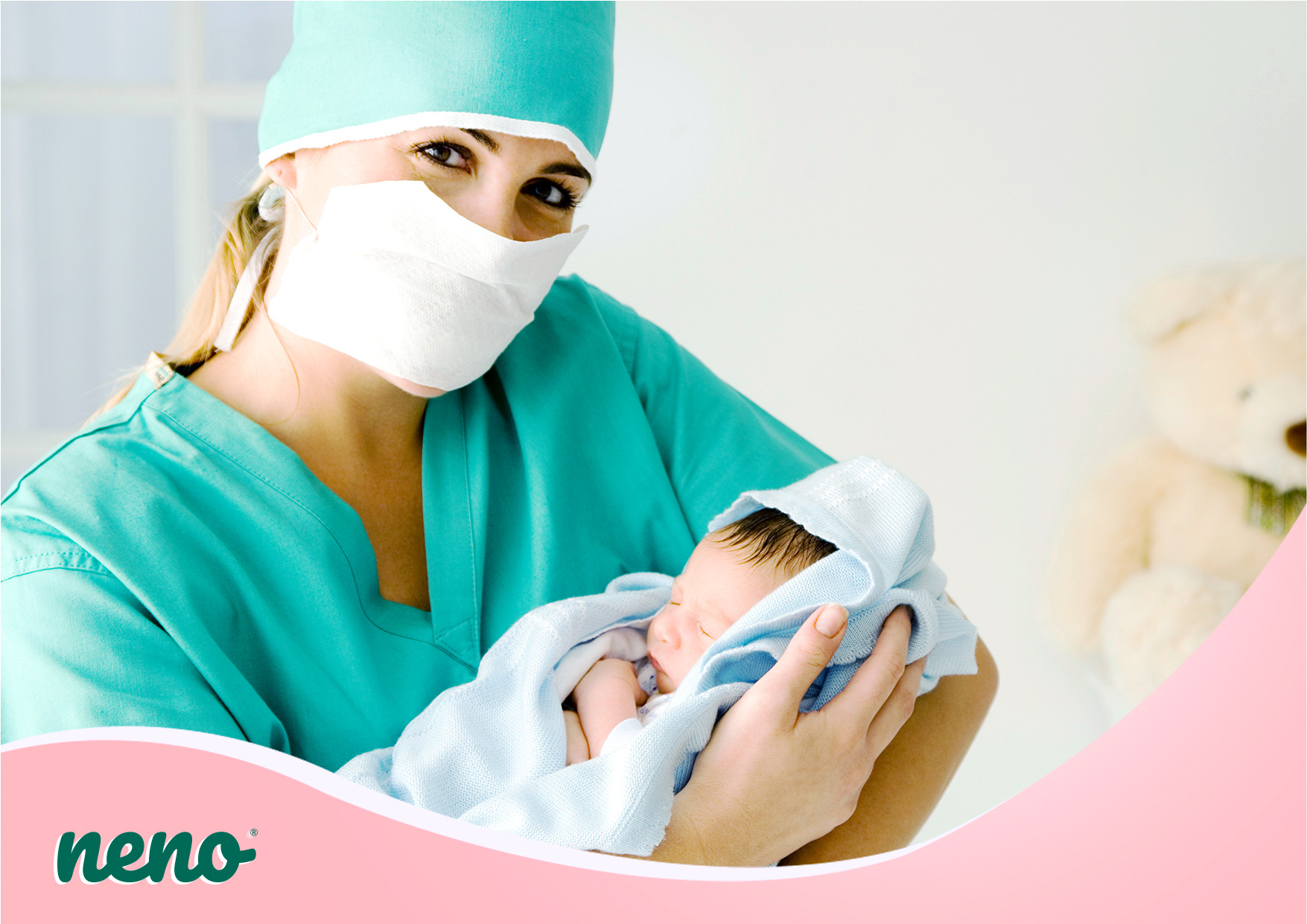 лікар обіймає малюка