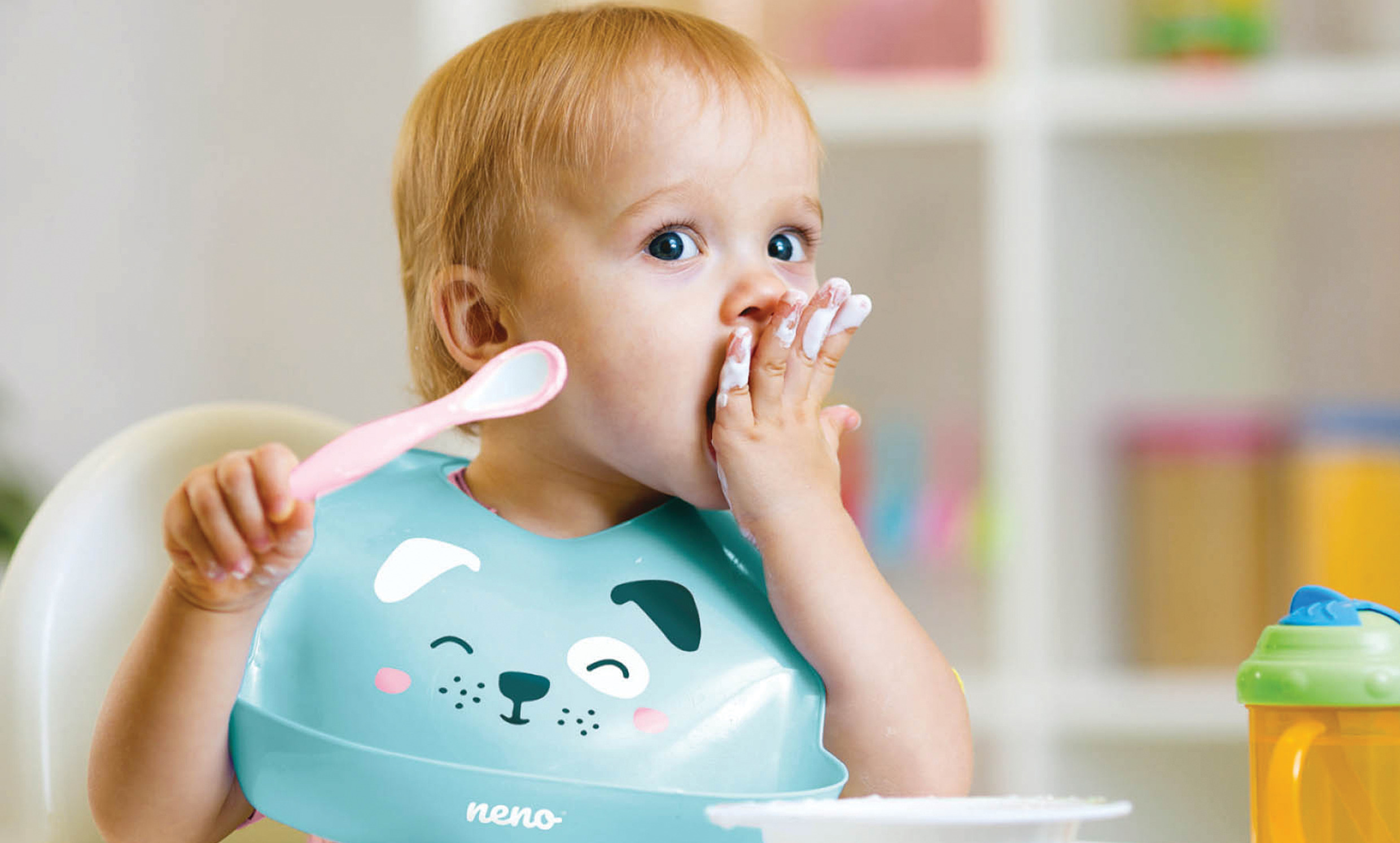 дитина вимазалася їжею 