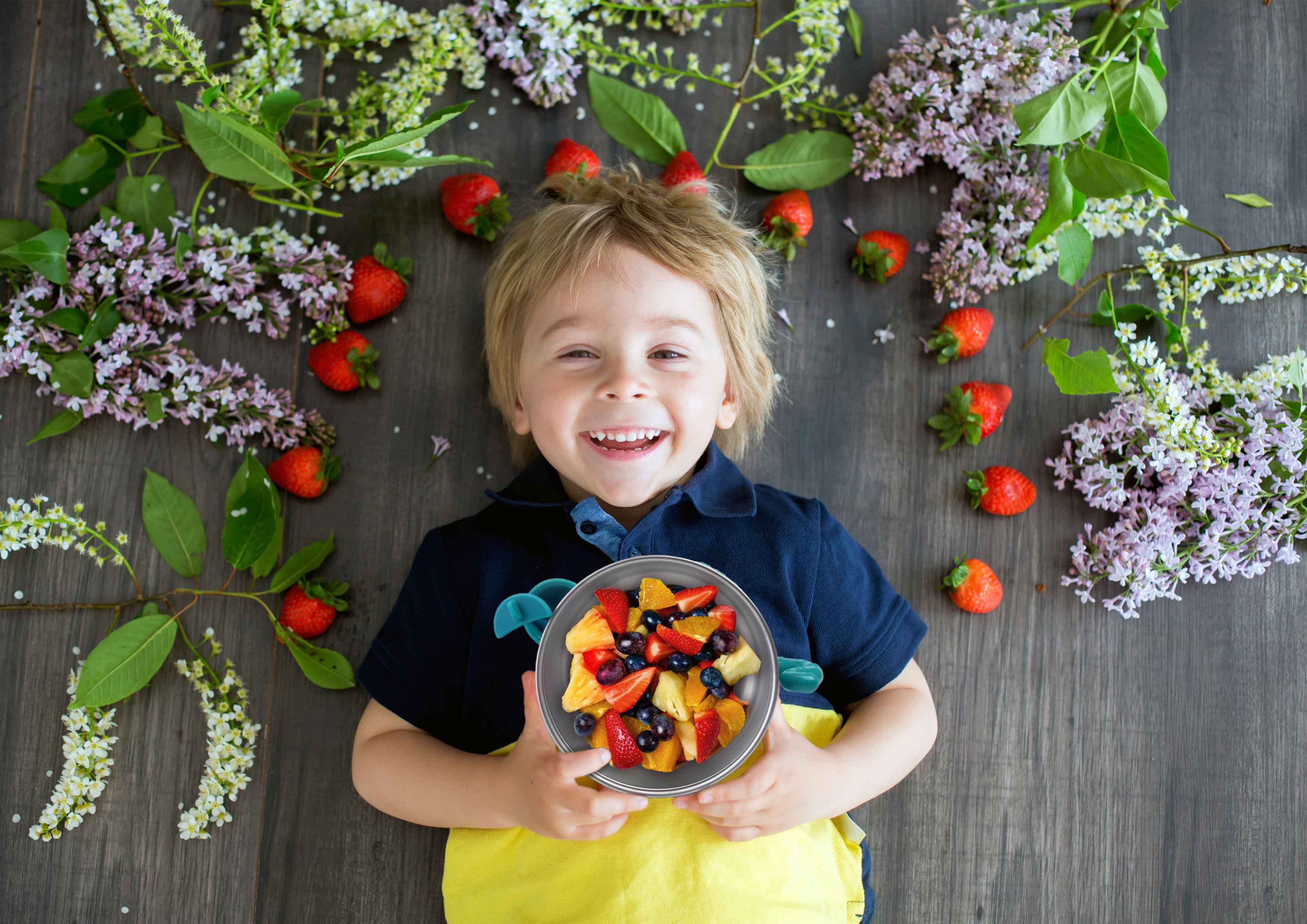 хлопчик тримає Нено Полпо