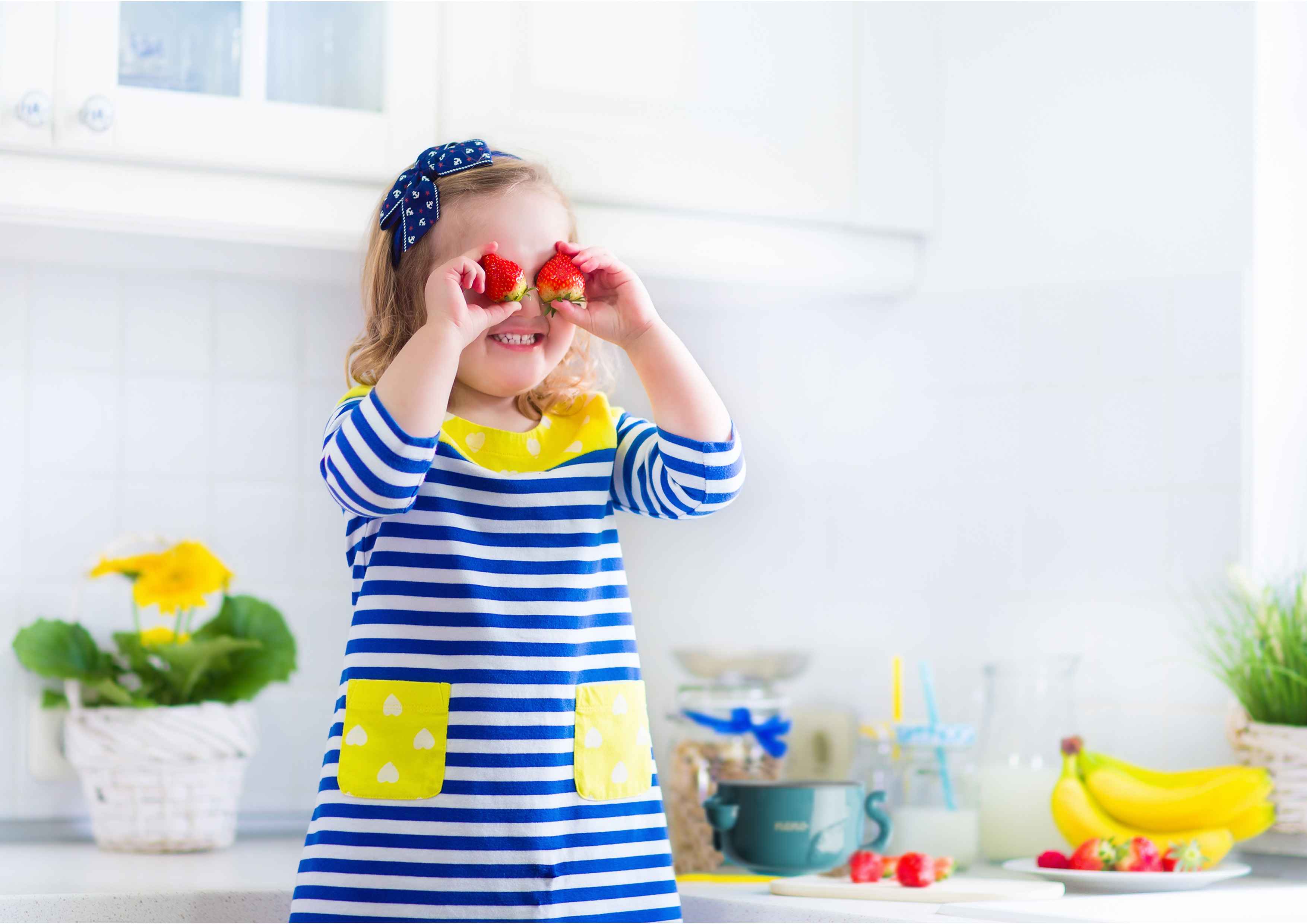 малюк з полуницею в ракетках