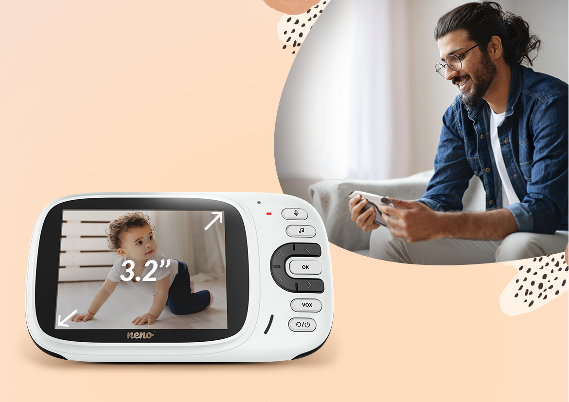 бездротова няня показує на камеру, як грає дитина, а батько спостерігає за дитиною